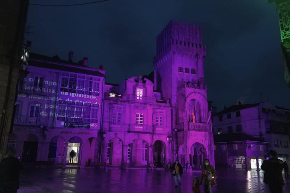Concello-Porrino-iluminado-en-morado-por-25N-con-texto-manifiesto.jpg