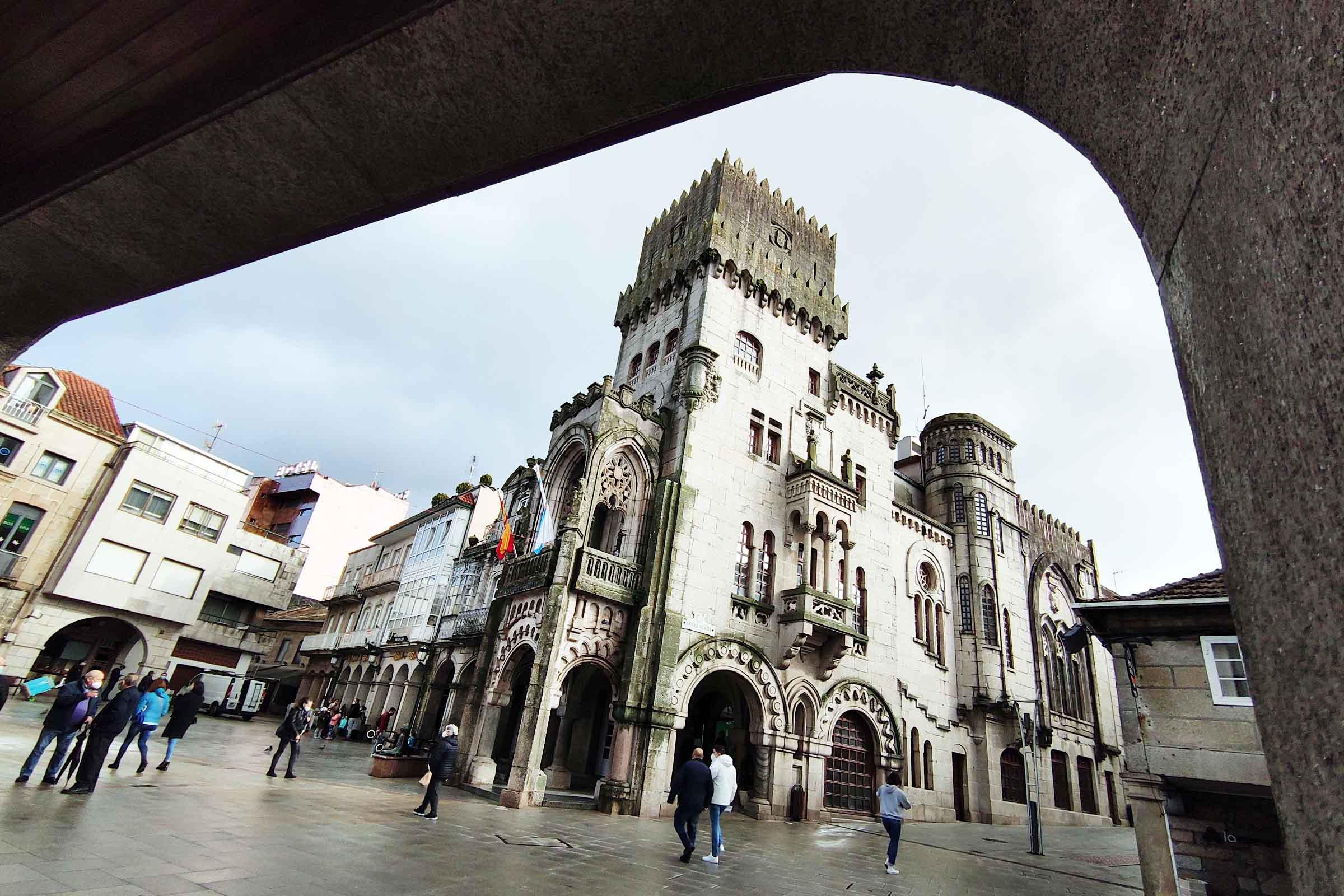 Concello-perspectiva-desde-arco-en-dia-de-lluvia.jpg