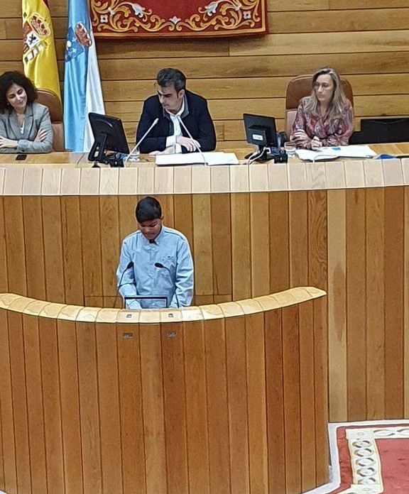 Pleno-infantil-en-Parlamento-de-Galicia-voceiro-dos-nenos-do-Porrino.jpg