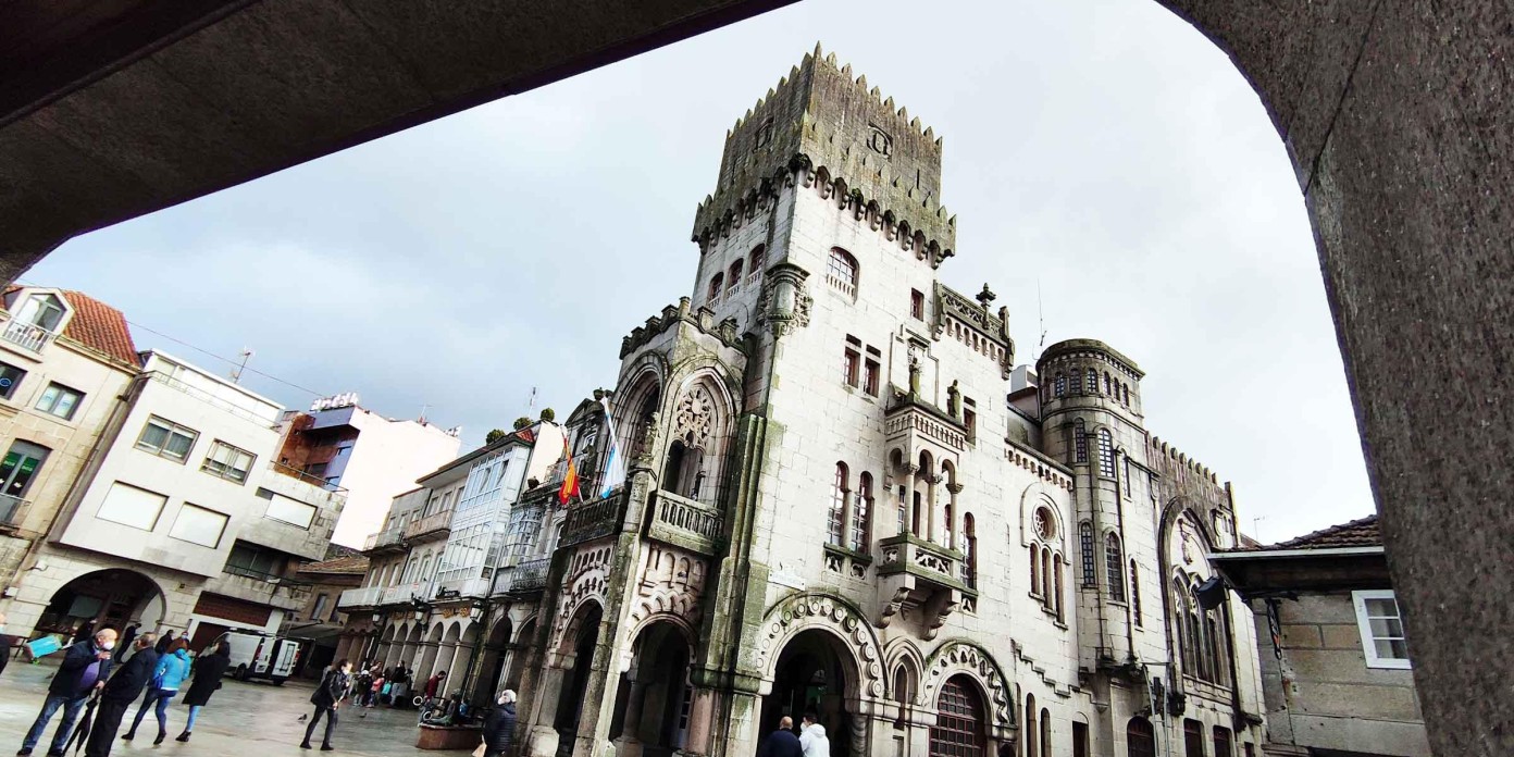 Concello-perspectiva-desde-arco-en-dia-de-lluvia.jpg